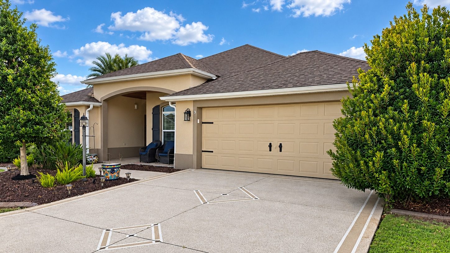 A finished Owens Corning Duration shingle roof in Brownwood on a Florida home