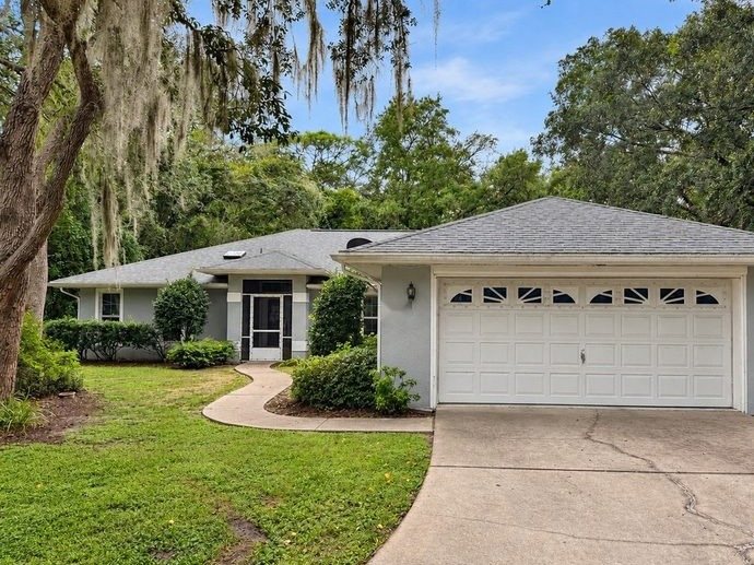 The finished shingle roof on a home in Hernando